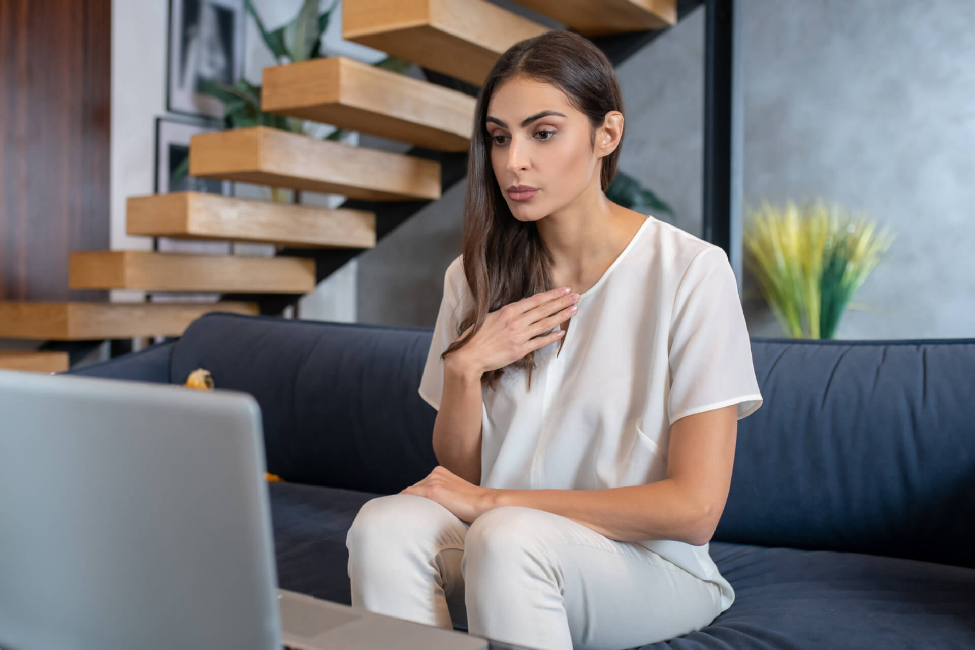 Woman having an online conversation with her therapist[